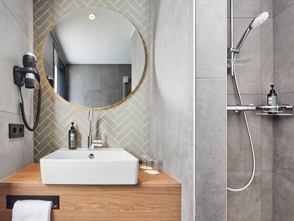Comfort Quadruple Room | Bathroom | Shower, hair dryer, towels, soap
