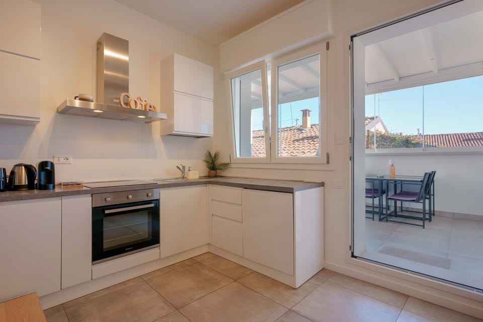 Deluxe Penthouse, 3 Bedrooms | Private kitchen