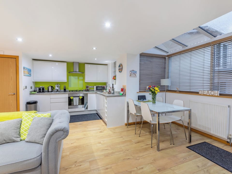 Kitchen/diner | 8 Vista Apartments, Paignton