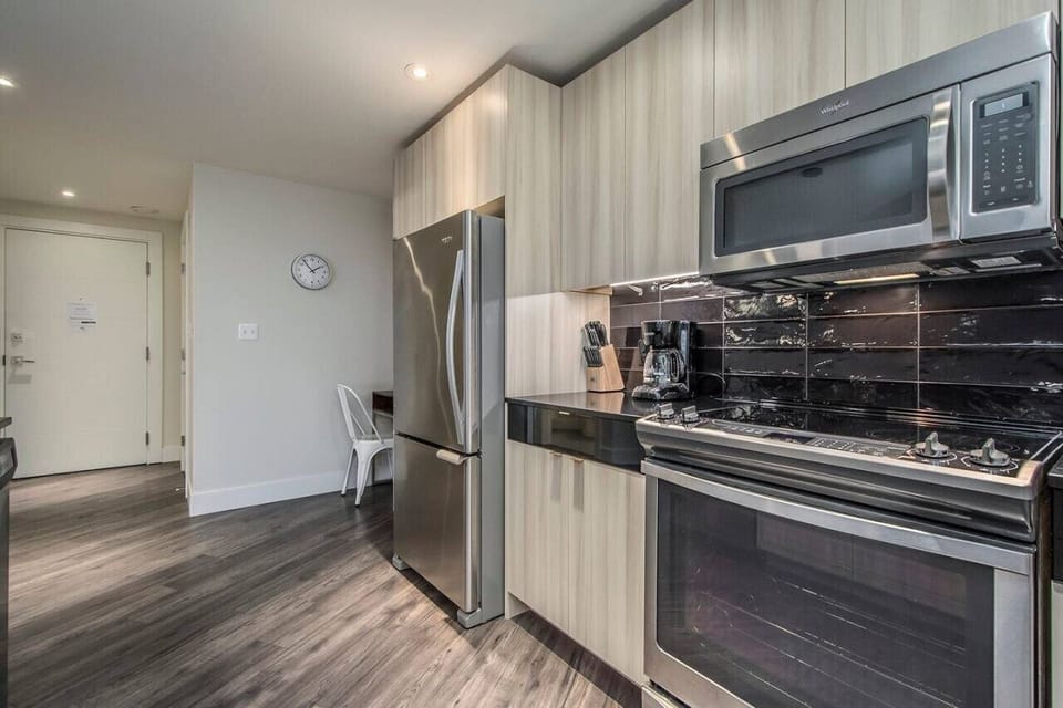Features a electric glass-top range, built-in microwave, full knife set, and a drip coffee maker to kickstart your morning.