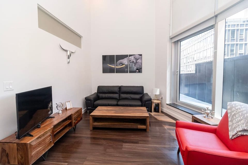 Relax in the chic living room with sweeping skyline views. Sink into the comfortable seating and stream your favorite shows on the Smart TV.