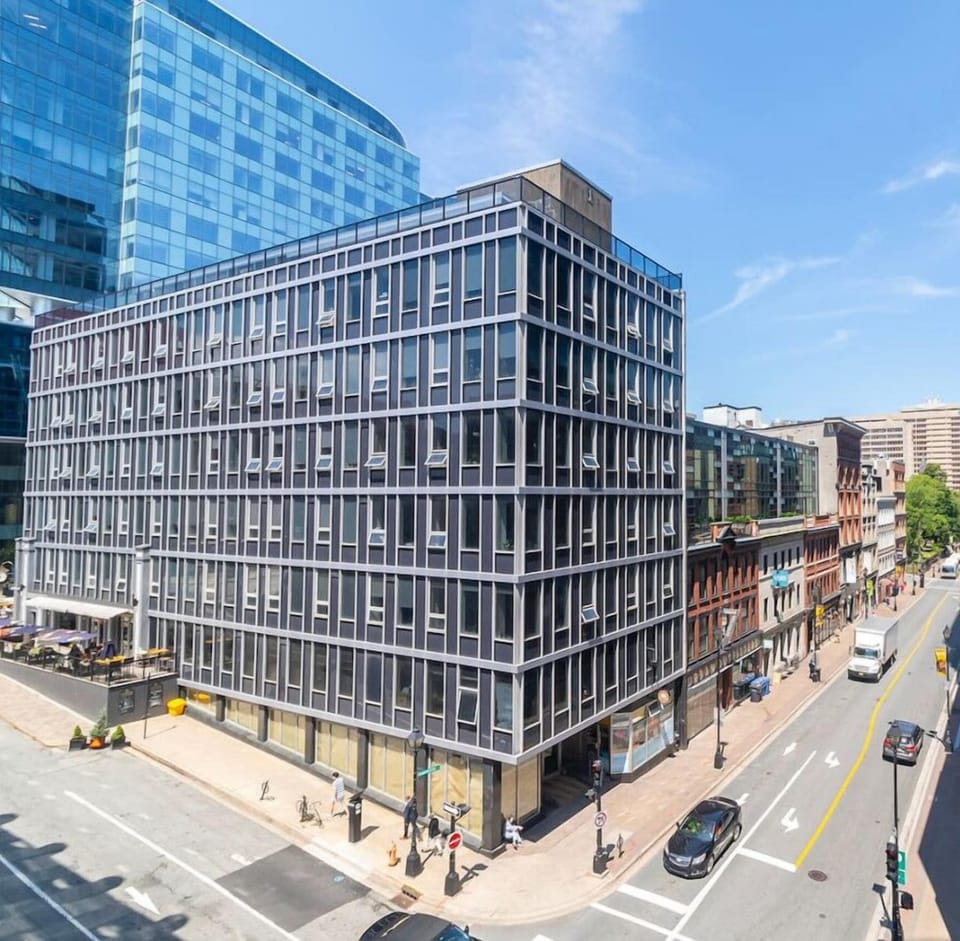 Modern building with premium amenities, conveniently located near popular attractions for effortless exploration.