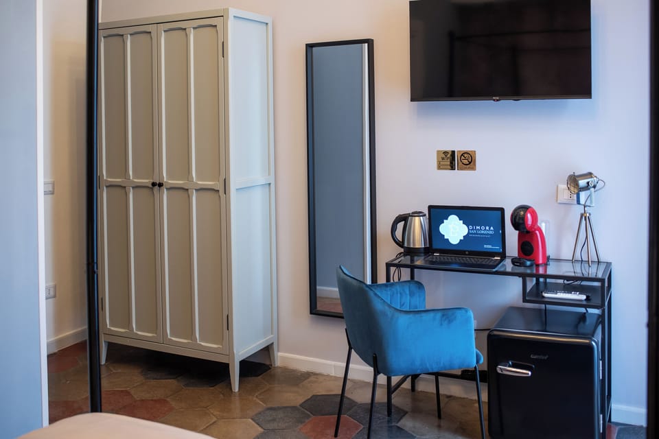 Desk, soundproofing, WiFi (free)