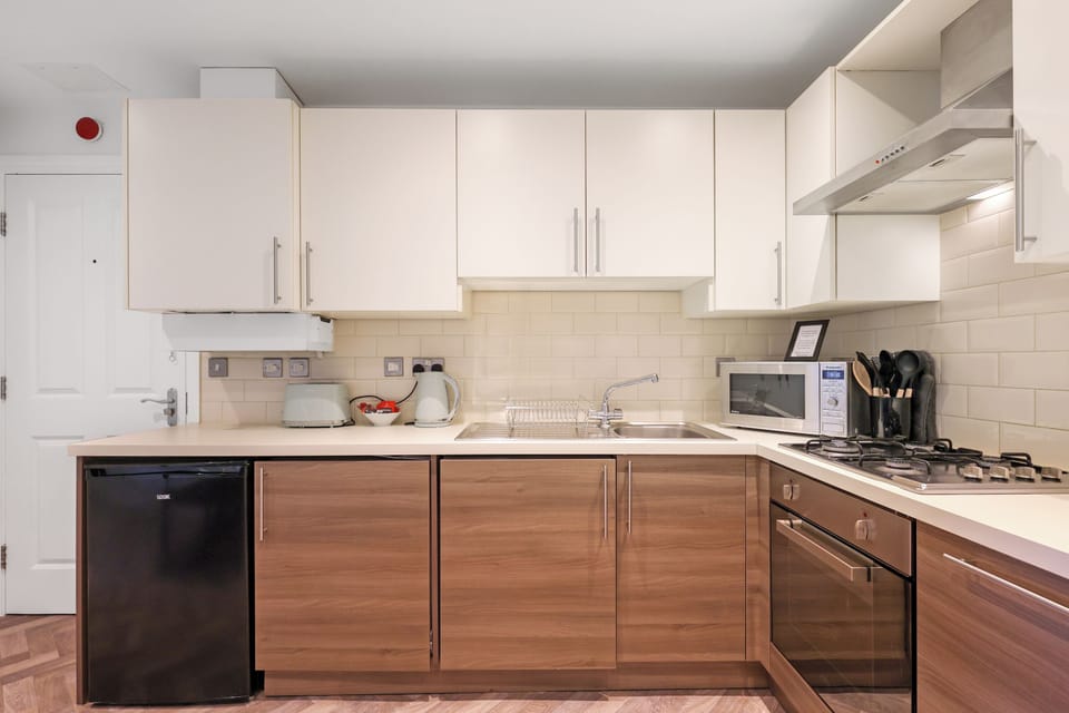 Apartment | Private kitchen | Fridge, microwave, oven, stovetop