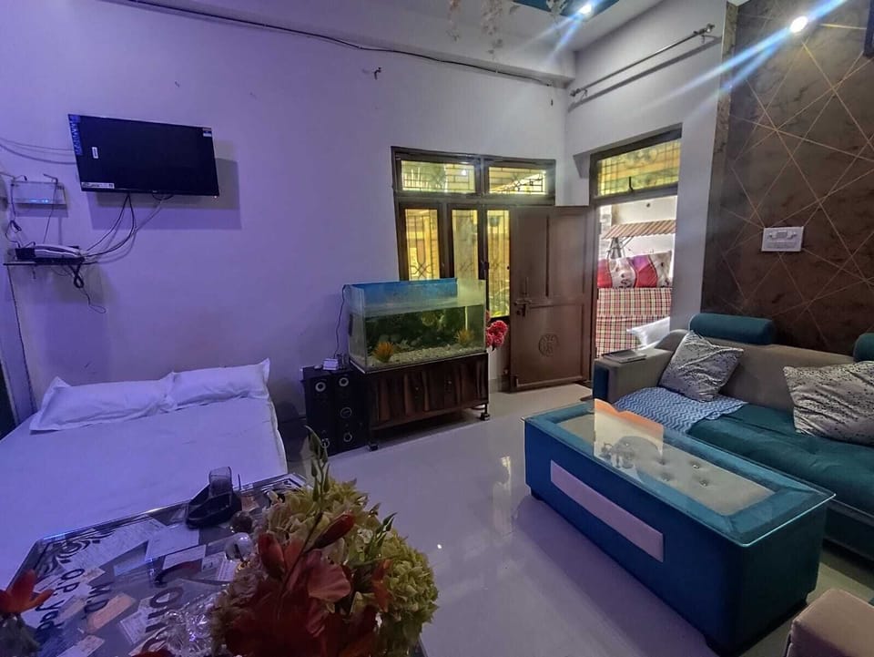 Luxury Double Room | Living area | Computer monitors