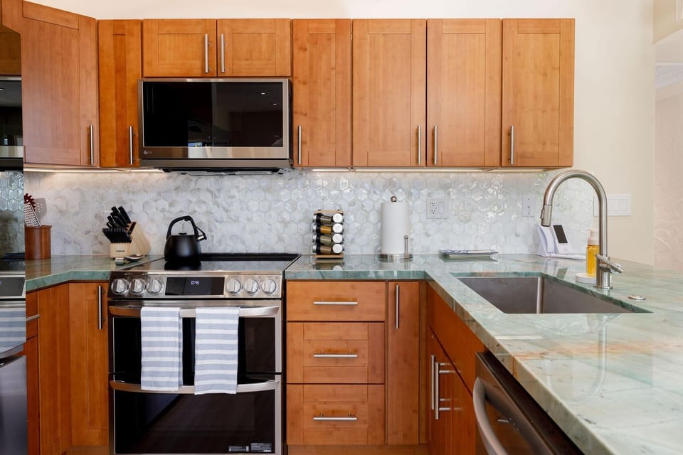 Condo, 1 Queen Bed (Casa De Emdeko 134) | Private kitchen