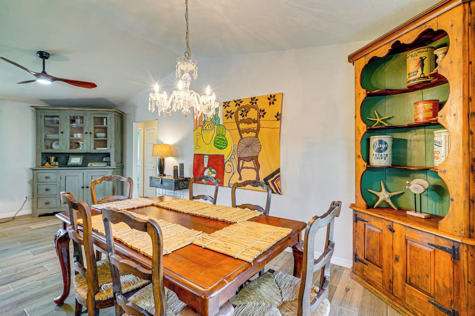 Dining Area | Dishware & Flatware Provided