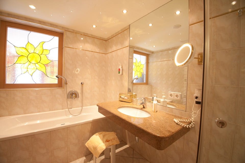 Standard Suite, Mountain View (Themenzimmer Sonne, Mond, Erde, Venus) | Bathroom | Shower, free toiletries, hair dryer, bathrobes