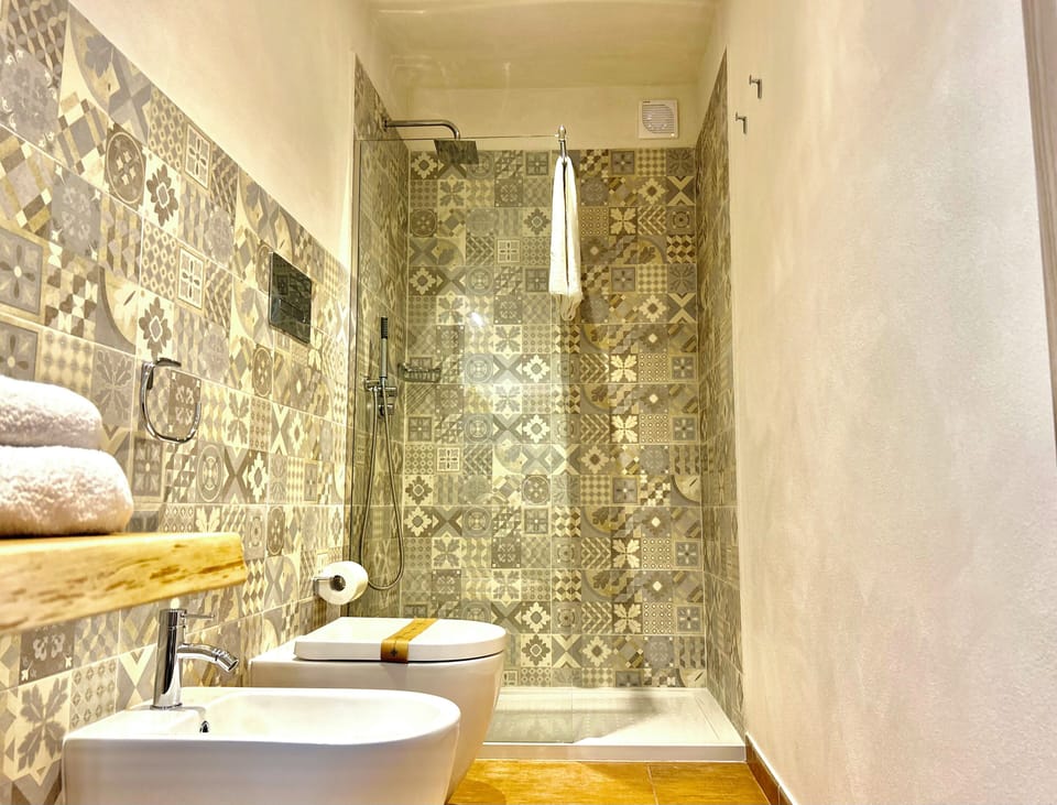 Shower, rainfall showerhead, free toiletries, hair dryer