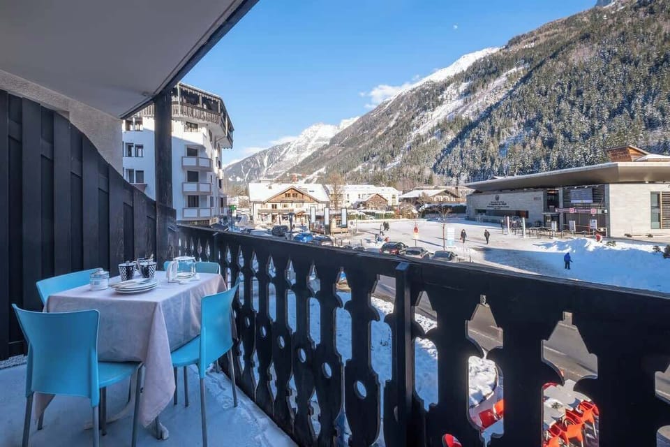 Balcony, View, Property building, Outdoor furniture