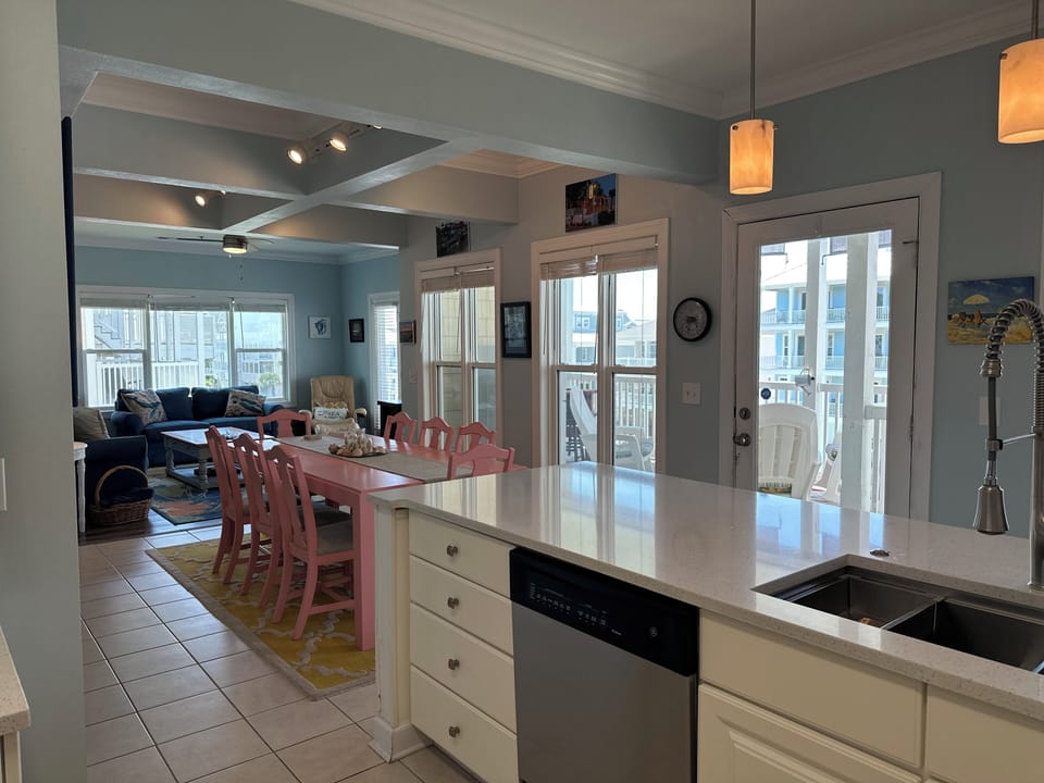 Open living, dining & kitchen areas make it easy for everyone to stay together.
