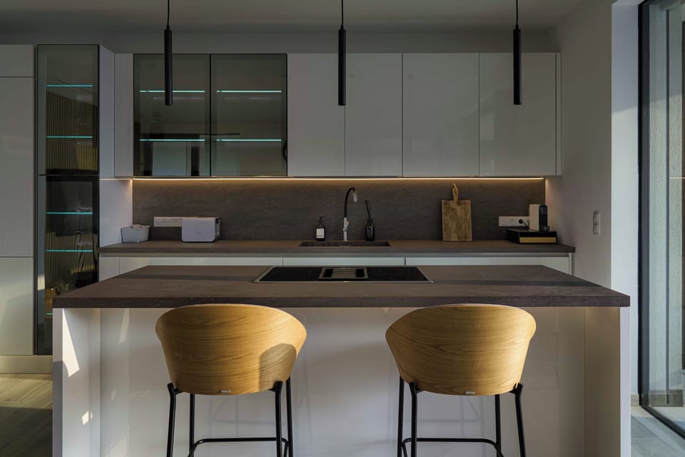 Luxury Condo, 2 Bedrooms, Kitchen, Pool View | In-room dining