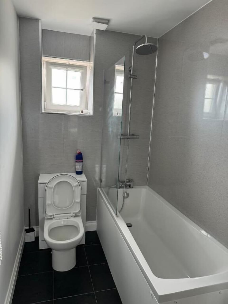 Family Apartment | Bathroom | Free toiletries, towels, soap, shampoo