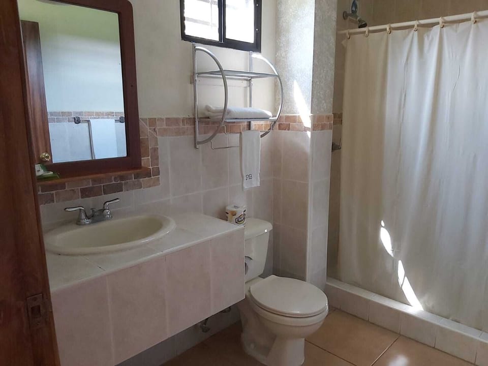 Comfort Double Room | Bathroom | Soap, shampoo, toilet paper