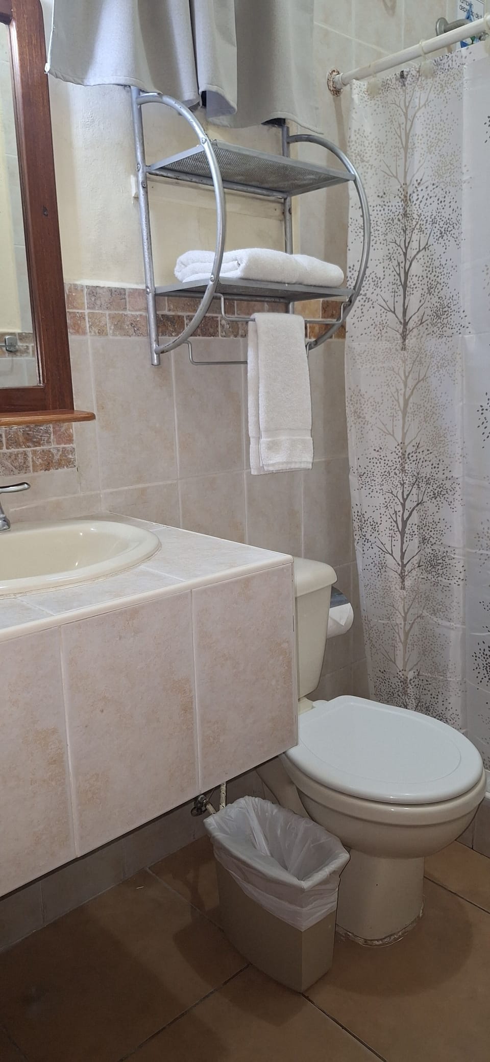 Comfort Double Room | Bathroom | Soap, shampoo, toilet paper