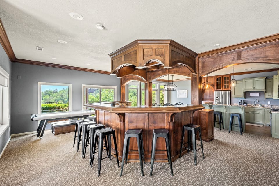Bar, Kitchen, Air Hockey, Multicade, Smart TV