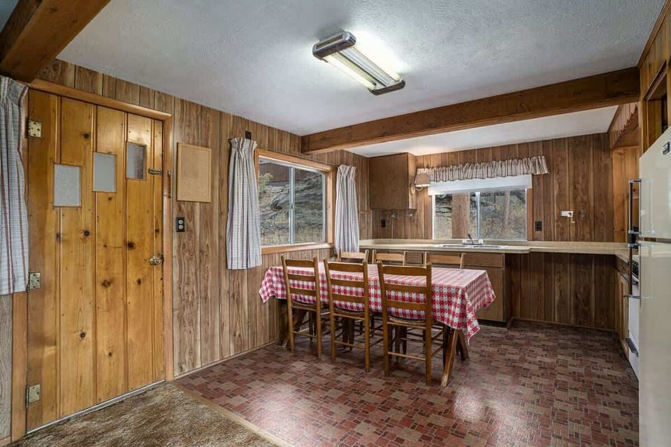 Dining table seating for 6 guests.
