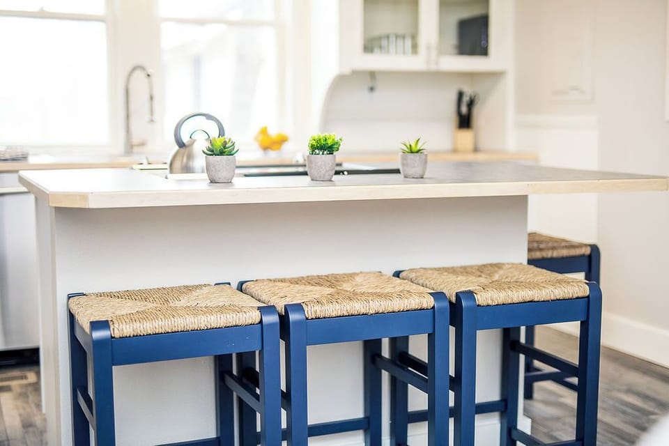 Main Floor Kitchen | Breakfast Bar
