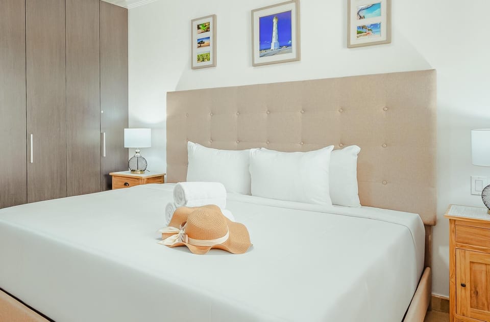 Elegant Palm Retreat ~ Mins to Beach ~ Pool & Gym! (36554)