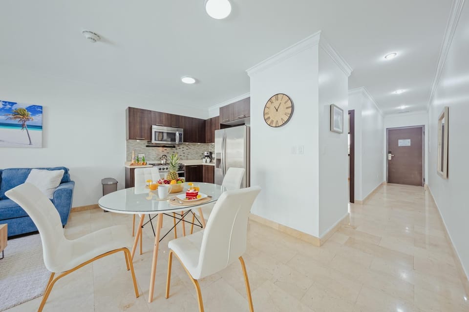 Elegant Palm Retreat ~ Mins to Beach ~ Pool & Gym! (36539)
