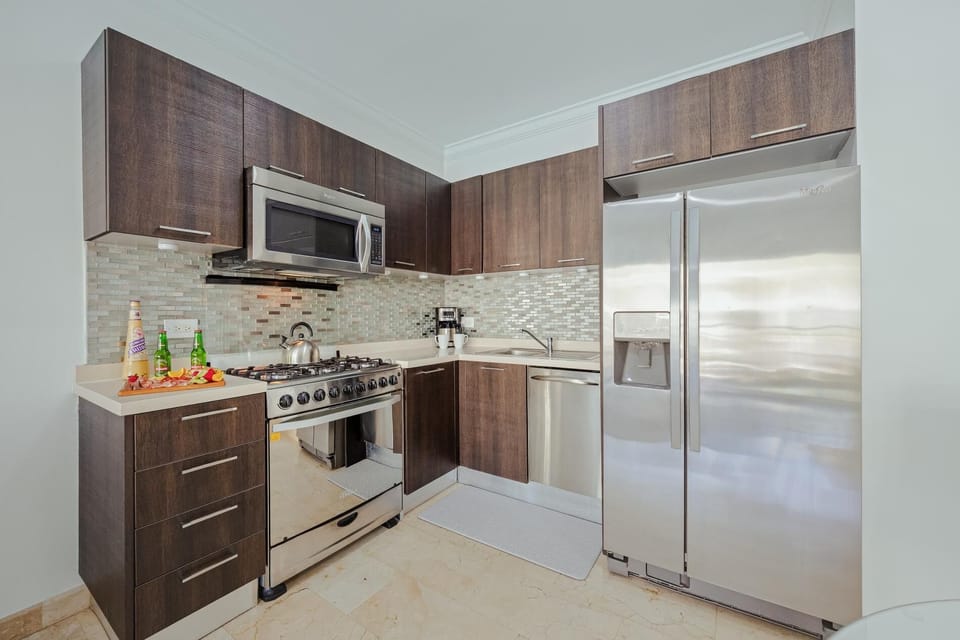 Elegant Palm Retreat ~ Mins to Beach ~ Pool & Gym! (36549)