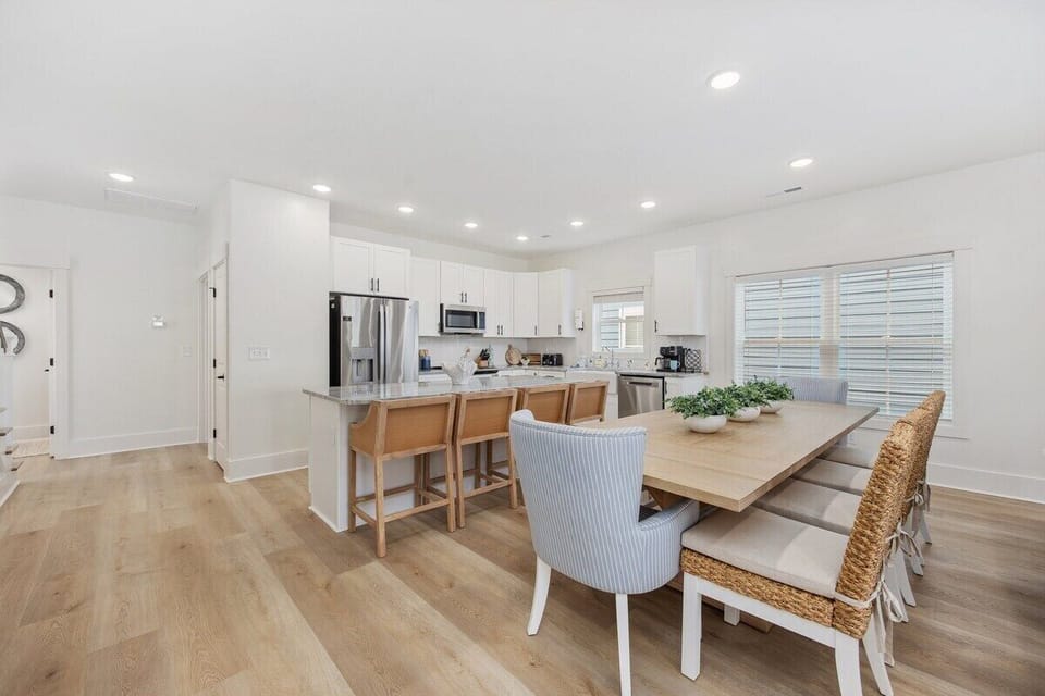 From morning coffee to late-night bites, this kitchen is the heart of the home.