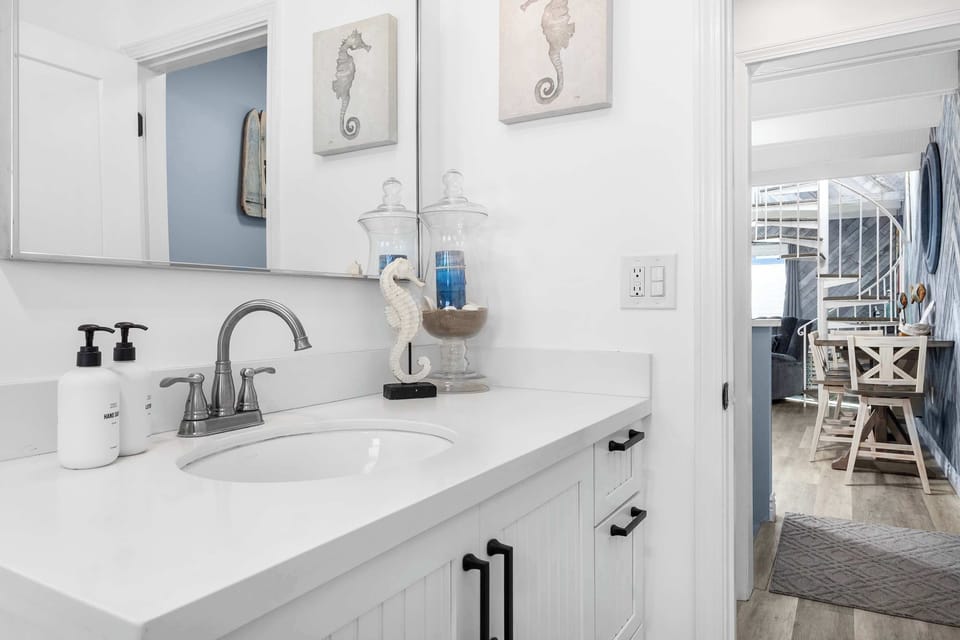 Guest Bathroom - Upstairs
