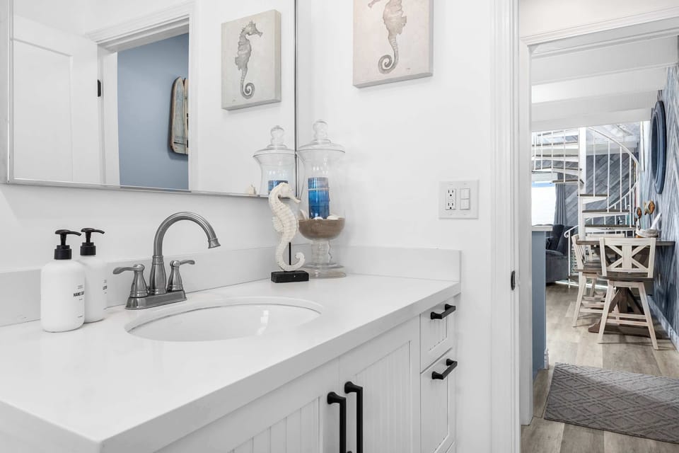 Guest Bathroom - Upstairs