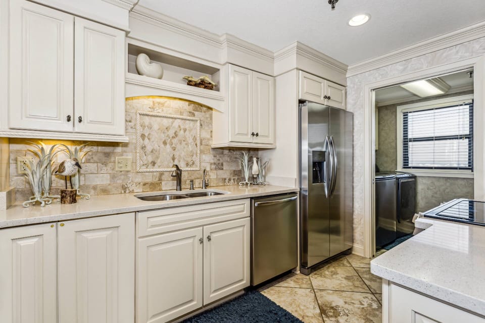 Fully equipped, updated gourmet kitchen