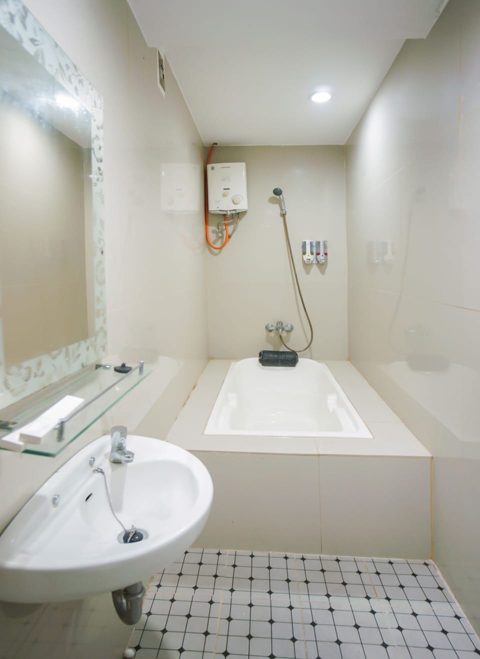 Shower, rainfall showerhead, free toiletries, towels