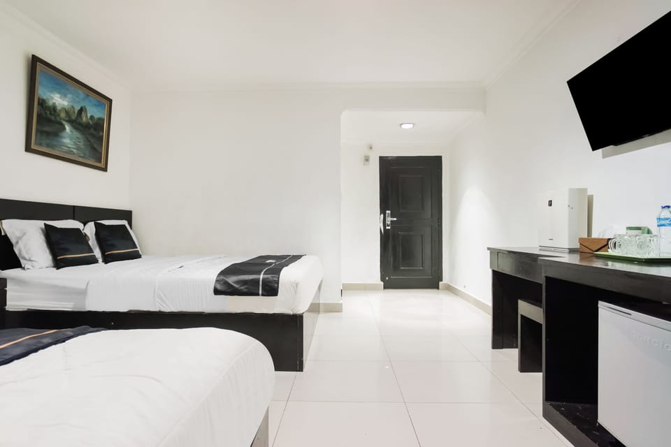 Laptop workspace, WiFi (free), bed sheets