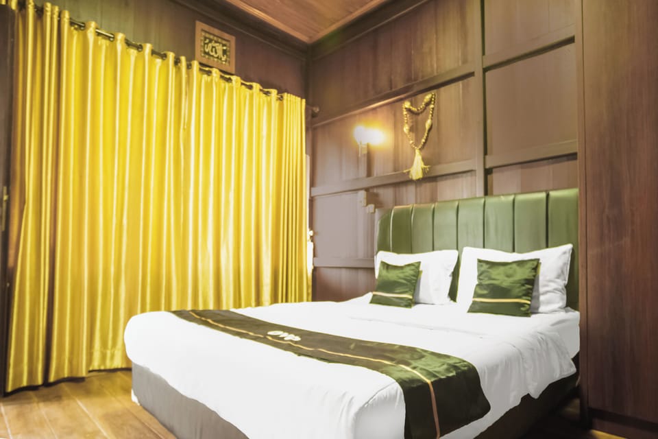 Deluxe Double Room | Laptop workspace, WiFi (free), bed sheets