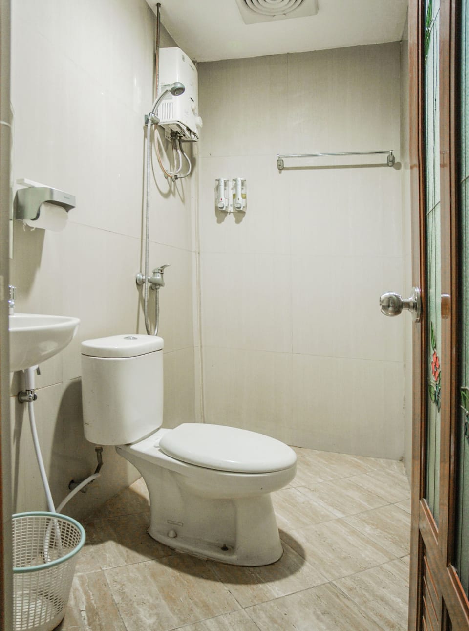 Standard Single Room | Bathroom | Shower, rainfall showerhead, free toiletries, towels