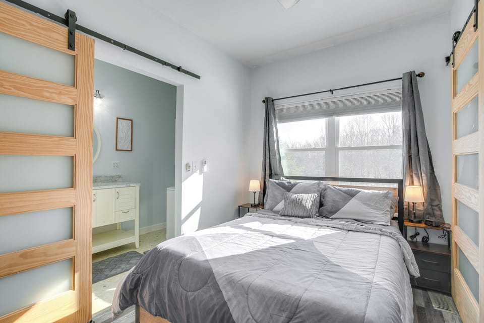 Bedroom | Queen Bed | Linens Provided