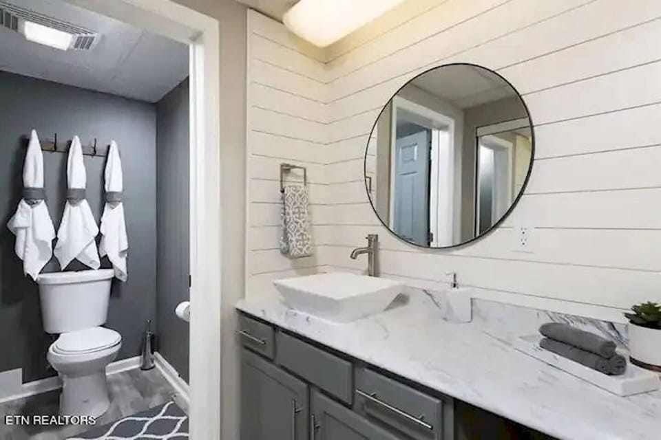 Nice spacious bathroom to get ready for your next adventure