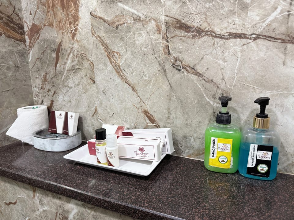 Executive Room | Bathroom | Shower, rainfall showerhead, free toiletries, slippers