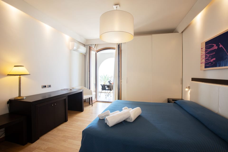 Deluxe Double Room, Sea View | Minibar, in-room safe, desk, blackout drapes