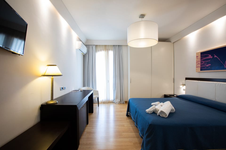 Deluxe Double Room, Sea View | Minibar, in-room safe, desk, blackout drapes