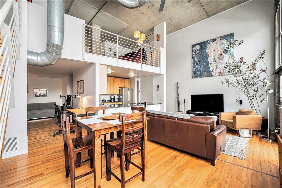 Experience style and function in this charming loft, perfect for modern living. Filled with natural light, it creates a relaxing and comfortable space.