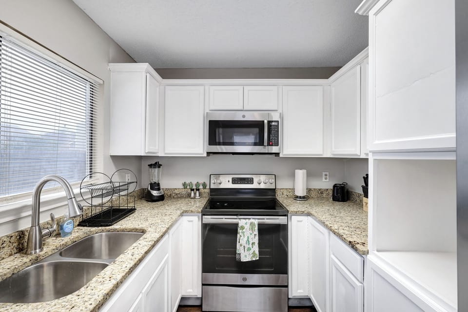 Fully equipped kitchen with high quality granite countertop.