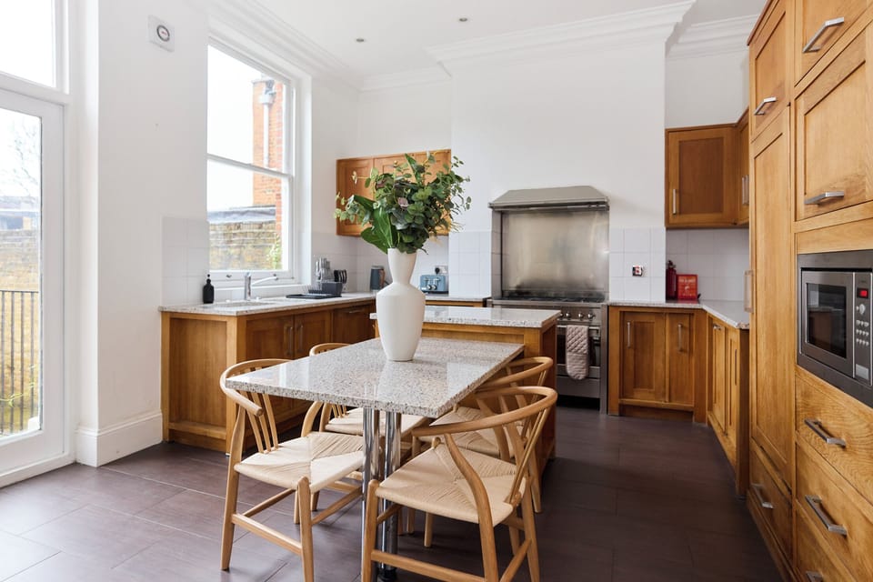 House (5 Bedrooms) | Private kitchen | Fridge, microwave, oven, electric kettle