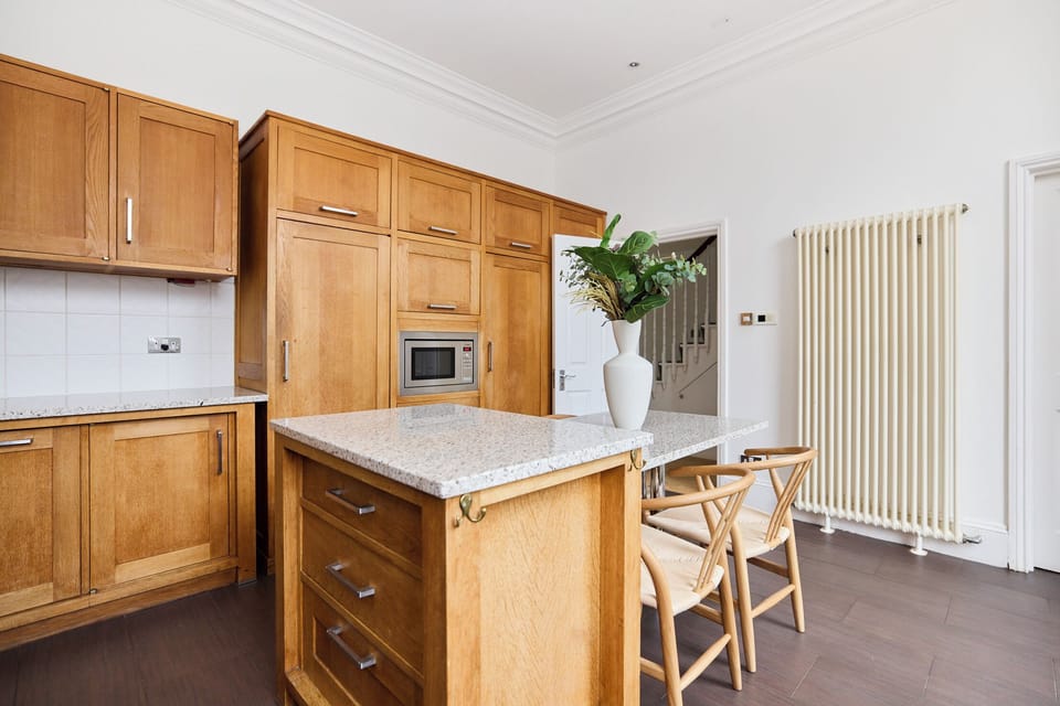 House (5 Bedrooms) | Private kitchen | Fridge, microwave, oven, electric kettle