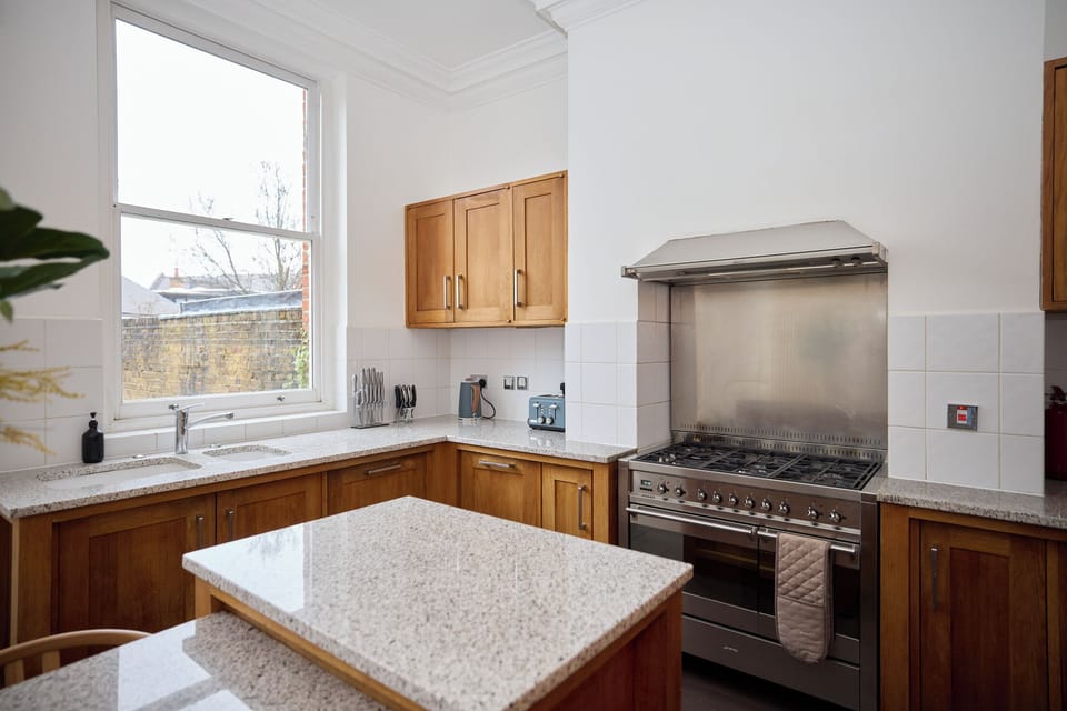 House (5 Bedrooms) | Private kitchen | Fridge, microwave, oven, electric kettle