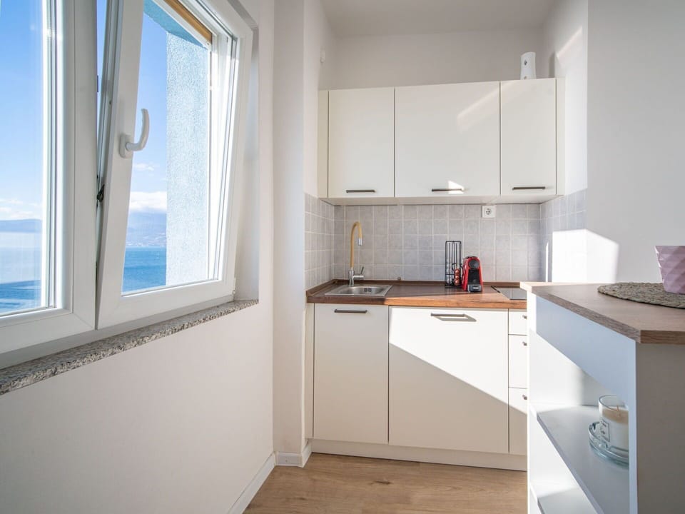 Wood, Flooring, Interior Design, Floor, Apartment, Home, Ceiling, Room, Cabinetry, Wood Stain