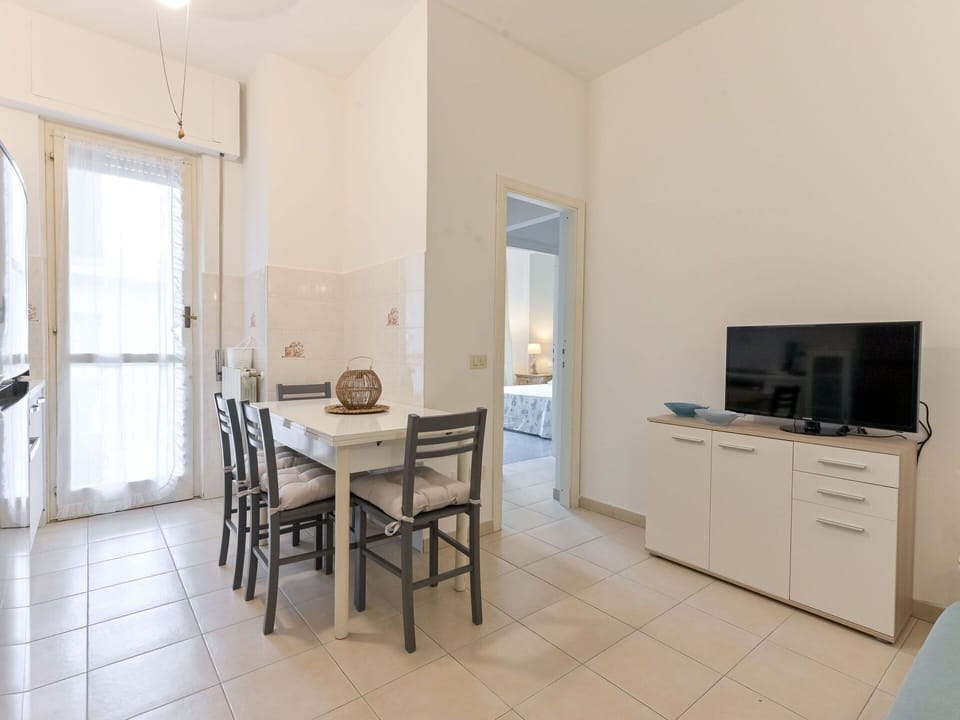 Flooring, Floor, Interior Design, Furniture, Ceiling, Room, Kitchen & Dining Room Table, Apartment, Chair