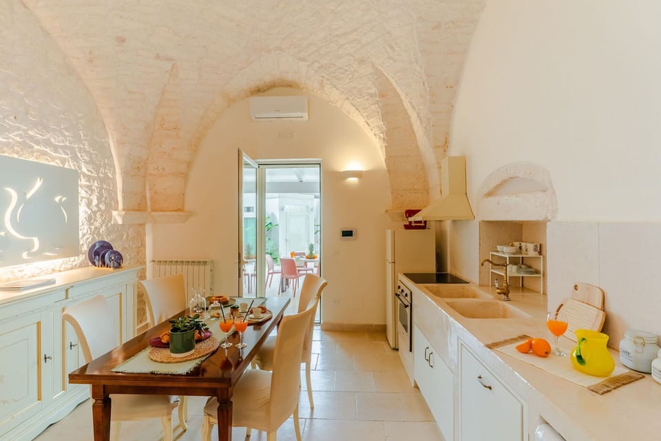 Interior Design, Wall, Ceiling, Furniture, Flooring, Lighting, Floor, Room, Light Fixture, Chair