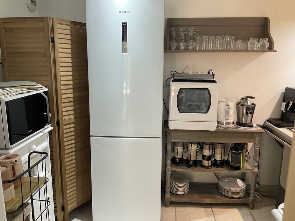 Coffee/tea maker, full-size fridge, microwave, electric kettle