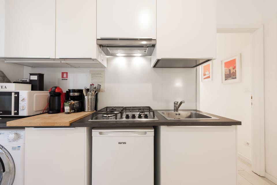 Classic Apartment | Private kitchen | Stovetop, cookware/dishes/utensils