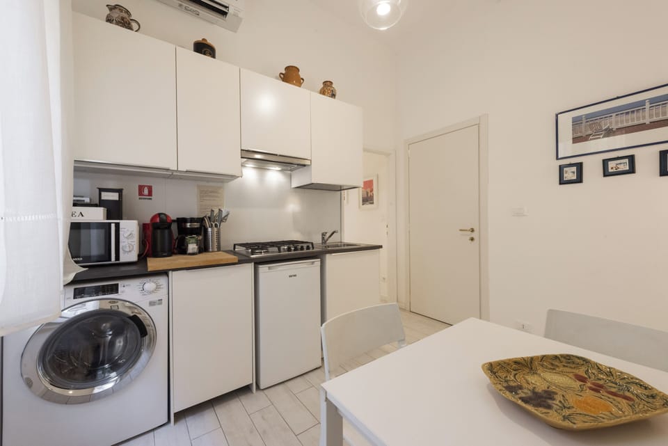 Classic Apartment | Private kitchen | Stovetop, cookware/dishes/utensils