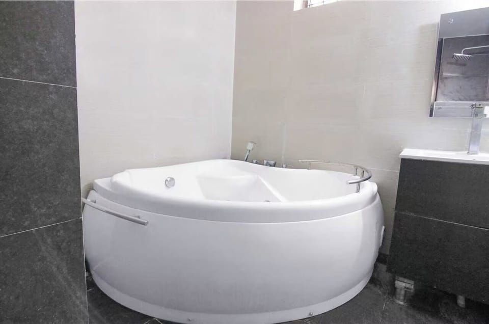 Deluxe Double Room, Garden View | Bathroom | Shower, towels, soap